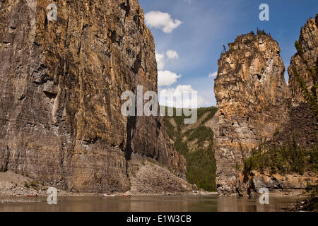 Kanu und Floß weitergeben die Felsformation "Kanzel" Nahanni River, Nahanni National Park Reserve, NWT, Kanada. Stockfoto