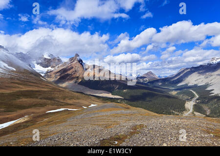 Icefields Parkway angesehen von Parker Ridge, Banff Nationalpark, Alberta, Kanada Stockfoto