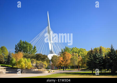 Esplanade Riel Brücke im Herbst, The Forks, Winnipeg, Manitoba, Kanada Stockfoto