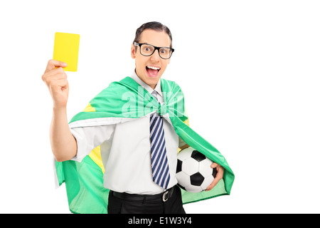 Fußball-Fan mit brasilianischen Flagge hält gelbe Karte Stockfoto