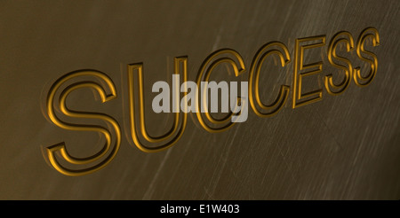 Wort-Erfolg. Das Wort ist Erfolg mit goldenen Buchstaben auf einer goldenen Wand gemeißelt. Stockfoto