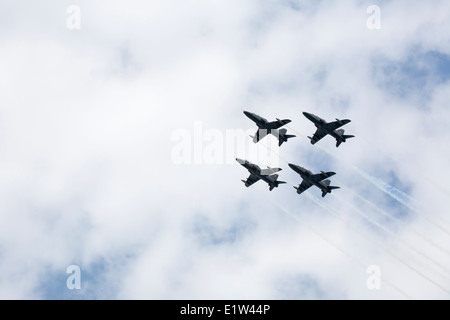 Die finnische Luftwaffe Kunstflugstaffel The Midnight Hawks Stockfoto