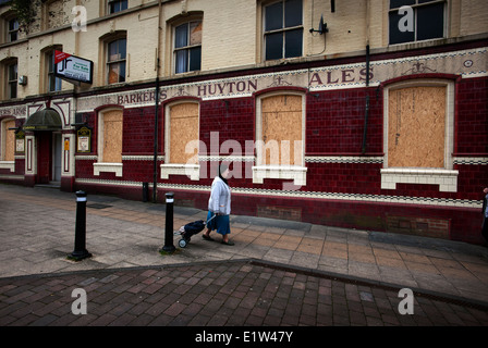 Wigan Town Centre, Greater Manchester, England, UK.  Juni 2014 Wigan Stadtzentrum entfernt. Geschlossenen pub Stockfoto