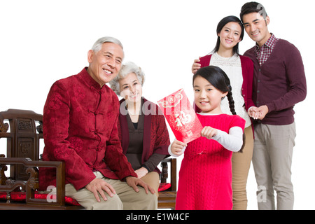 Große Familie mit roten Tasche in Chinese New Year Stockfoto