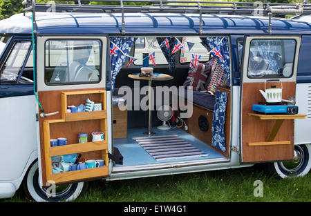 Split Screen Volkswagen VW Camper van Innenraum bei einer VW-Show. England Stockfoto