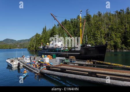 Die Uchuck 111 Einlagen eine Gruppe von Kajakfahrer in Port Eliza auf die British Columbia of Canada.No Release Stockfoto