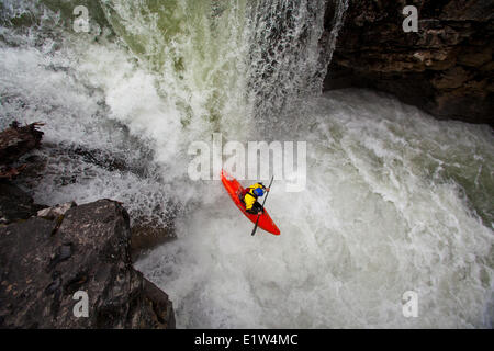 Eine männliche Kajakfahrer Fallenlassen eines Wasserfalls auf Johnston Canyon, Banff National Park, AB Stockfoto