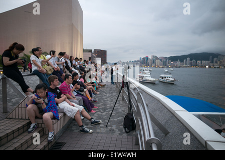 Tsim Sha Tsui am Wasser.  Beliebt bei Touristen und Einheimischen. Stockfoto