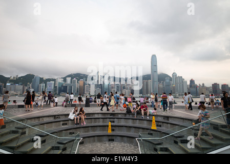 Tsim Sha Tsui am Wasser.  Beliebt bei Touristen und Einheimischen. Stockfoto