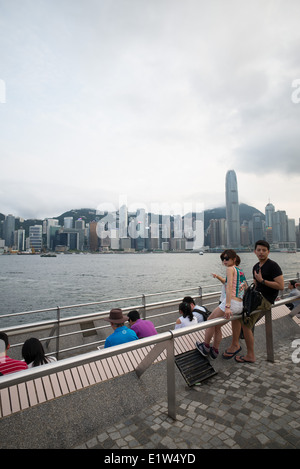 Tsim Sha Tsui am Wasser.  Beliebt bei Touristen und Einheimischen. Stockfoto