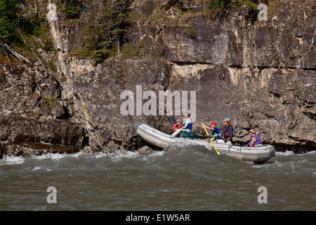 Floß geht durch Stromschnellen Nahanni River Nahanni National Park zu bewahren, NWT, Kanada.