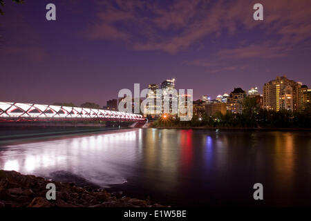 Friedensbrücke Calgary downtown Hochhäuser in der Nacht (Peace Bridge ist eine Fußgängerbrücke, entworfen von renommierten spanischen Stockfoto