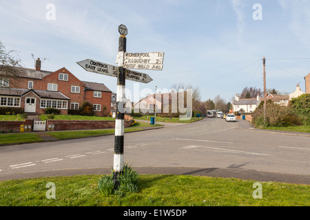 Im alten Stil Richtungen Wegweiser die Richtung, das Ziel und die Entfernung in Meilen. Wysall, Nottinghamshire, England, Großbritannien Stockfoto