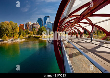 Friedensbrücke Calgary und die Innenstadt von Hochhäusern (Peace Bridge ist eine Fußgängerbrücke, entworfen von renommierten spanischen Archite Stockfoto