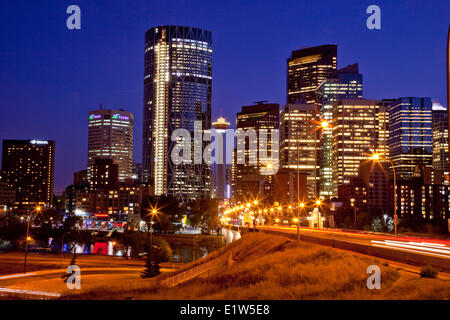 Calgary Skyline bei Nacht-Blick von Norden am Centre Street, Calgary, AB, Kanada. Stockfoto
