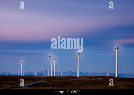 Stromerzeugenden Windmühlen in Betrieb im Morgengrauen in der Nähe von Fort Macleod, Süd-Alberta, Kanada. Stockfoto