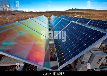 Sonnenkollektoren und Reflektoren (zur Effizienzsteigerung) in einer Wasseraufbereitungsanlage in Turner Valley, Alberta, Kanada. Stockfoto