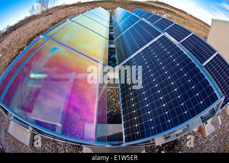 Sonnenkollektoren und Reflektoren (zur Effizienzsteigerung) in einer Wasseraufbereitungsanlage in Turner Valley, Alberta, Kanada. Stockfoto