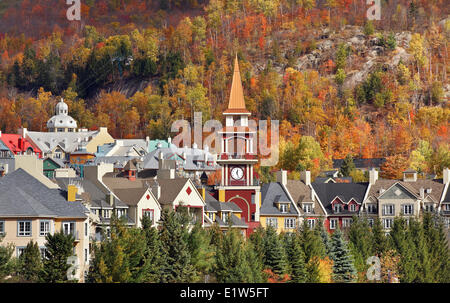 Mont Tremblant Dorf im Herbst, Laurentians, Quebec, Kanada Stockfoto