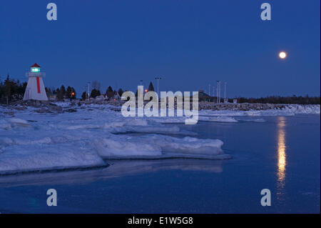 Leuchtturm an der Georgian Bay (Lake Huron), South Baymouth, Manitoulin Island, Ontario, Kanada mit Vollmond im winter Stockfoto