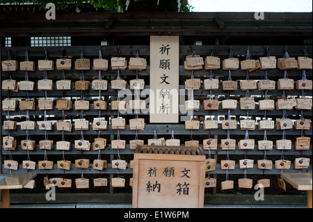 Tokyo Japan 2014 - hölzerne Gebet Tabletten auf ein japanischer Schrein Stockfoto