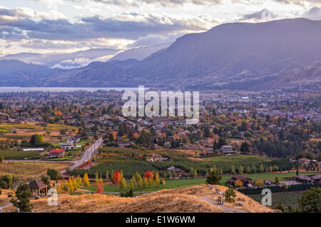 Blick auf Häuser, Weinberge und Skaha Lake in Penticton, Okanagan Valley, British Columbia, Kanada. Stockfoto