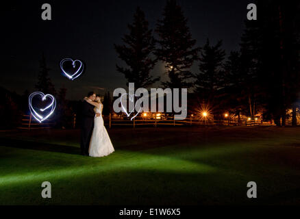 Frisch verheiratetes Paar posiert für einen Kuss während einer Lightpainting schießen auf dem Golfplatz die Fairmont Jasper Park Lodge Jasper Stockfoto