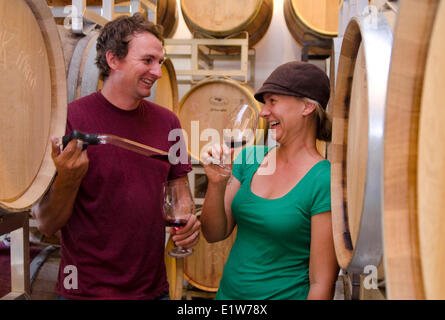 Touristischen Winzer probieren einige leckere Wein im Fass Zimmer Orofino Weingut in Keremeos im Großraum Similkameen British Stockfoto