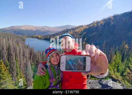 Junges Paar Stop für ein Selbstportrait beim Wandern in der Nähe von Cathedral Lakes Lodge in der Similkameen Region British Columbia Kanada Stockfoto