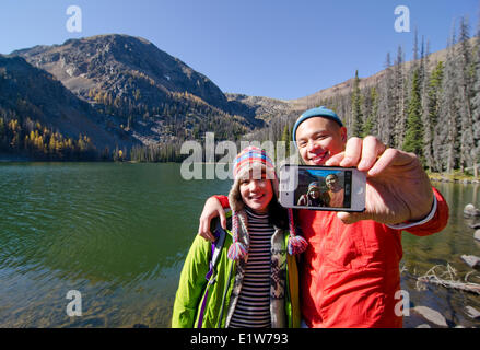 Junges Paar Stop für ein Selbstportrait beim Wandern in der Nähe von Cathedral Lakes Lodge in der Similkameen Region British Columbia Kanada Stockfoto