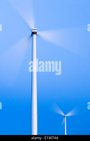 Windmühlen in der Nähe von Trochu, Alberta, Kanada Stockfoto