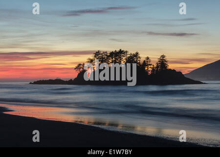 Die Ansicht nordwestlich von Whaler Insel in Richtung Flores Island Provincial Park in der Abenddämmerung. Clayoquot Sound, British Columbia, Kanada. Stockfoto