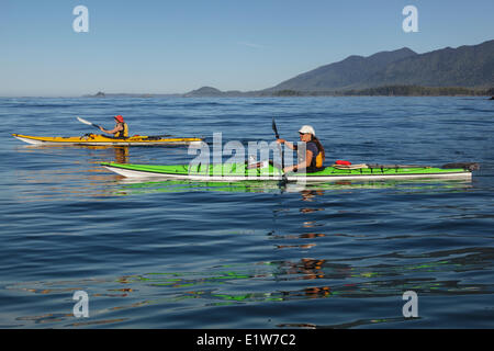 Zwei weibliche Kanuten paddeln aus Flores Island Provincial Park in British Columbia Kanada Clayoquot Sound. Model Released Stockfoto