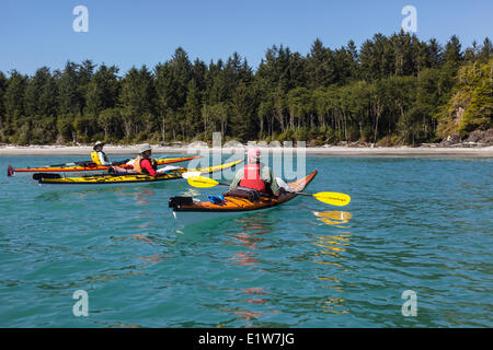 Bereiten Sie drei Kajakfahrer auf der Süd-West-Spitze von Vargas Insel vor Vancouver Island, Britisch-Kolumbien, Canada.Model Relea landen Stockfoto