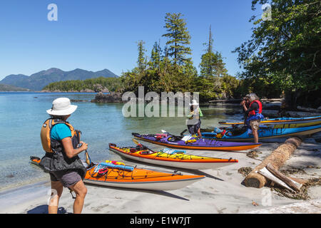 Eine Gruppe von Kajakfahrer kommen bei Rosa Insel im Nutchatlitz Provincial Park an der Westküste von British Columbia, Kanada. Stockfoto