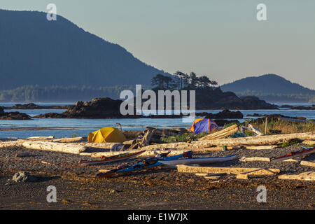 Kajakfahrer Zelte auf einer Insel im Nuchatlitz Provincal Park, vor der Westküste von Vancouver Island, British Columbia, Kanada. Stockfoto