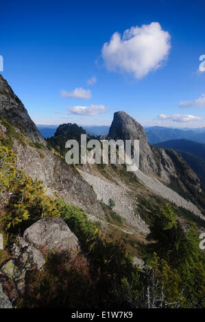 Bis zu wandern und kriechen, der West-Löwe. Die Löwen über Lions Bay. West Vancouver, Britisch-Kolumbien, Kanada Stockfoto