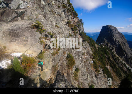 Senja Palonen bis zu wandern und kriechen, der West-Löwe. Die Löwen über Lions Bay. West Vancouver, Britisch-Kolumbien, Kanada Stockfoto