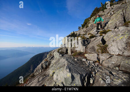 Senja Palonen bis zu wandern und kriechen, der West-Löwe. Die Löwen über Lions Bay. West Vancouver, Britisch-Kolumbien, Kanada Stockfoto