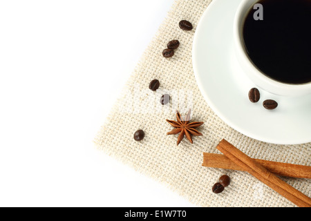 Kaffee mit Bohnen, Zimt und Anis auf weißem Hintergrund Stockfoto