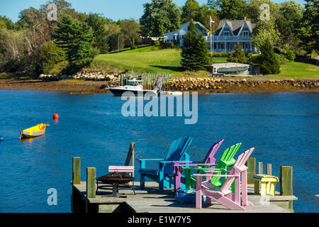 Airondack Stühle am Kai, Maders Cove, Nova Scotia, Kanada Stockfoto