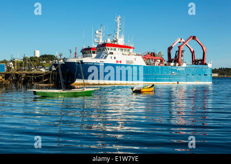 Kleine Holzboote und Fischerboot, Lunenburg Waterfront, Nova Scotia, Kanada Stockfoto