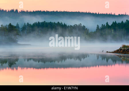 Blick in Richtung der weißen Insel in der Morgendämmerung, Lunenburg County, Nova Scotia, Kanada Stockfoto