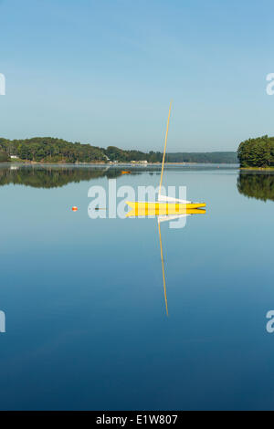 Segelboot spiegelt sich in LaHave River, Little Island, Nova Scotia, Kanada Stockfoto