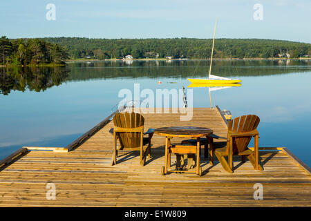 Adirondack Stühle am Kai, kleine Insel, LaHave River, Nova Scotia, Kanada Stockfoto