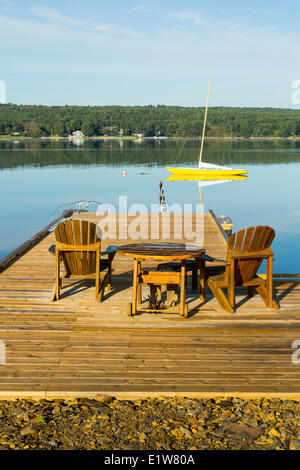 Adirondack Stühle am Kai, kleine Insel, LaHave River, Nova Scotia, Kanada Stockfoto