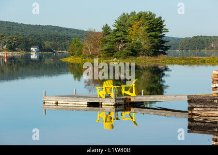 Adirondack Stühle am Kai, Weagle Insel, LaHave River, Nova Scotia, Kanada Stockfoto