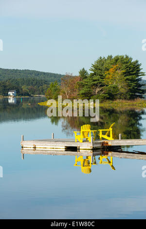 Adirondack Stühle am Kai, Weagle Insel, LaHave River, Nova Scotia, Kanada Stockfoto