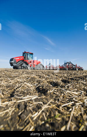 Bewegliche Traktor und und Luft bis Sämaschine Pflanzung Sojabohnen in Korn Stoppeln, in der Nähe von Dugald, Manitoba, Kanada Stockfoto