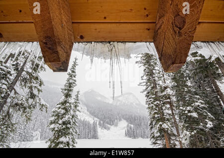 Eiszapfen hängen von der Decke eines Chalets um Emerald Lake im Yoho Nationalpark, Britisch-Kolumbien, Kanada. Stockfoto